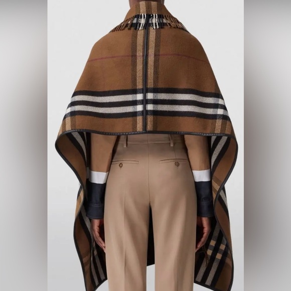 Burberry shawl BrownPlaid Shawl cape
luxurious double-faced cashmere & wool - Picture 5 of 11
